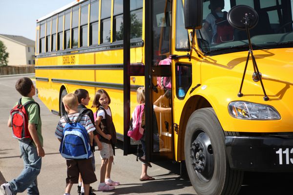 دانش آموزان دبستانی سوار اتوبوس مدرسه می شوند