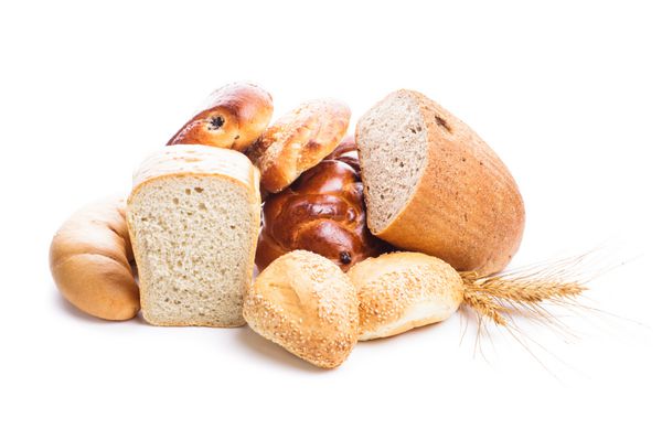 انواع مختلف نان و نان جدا شده روی سفید