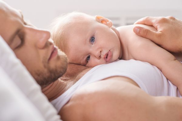 پدر و نوزاد پدر و نوزاد جوان با هم می خوابند