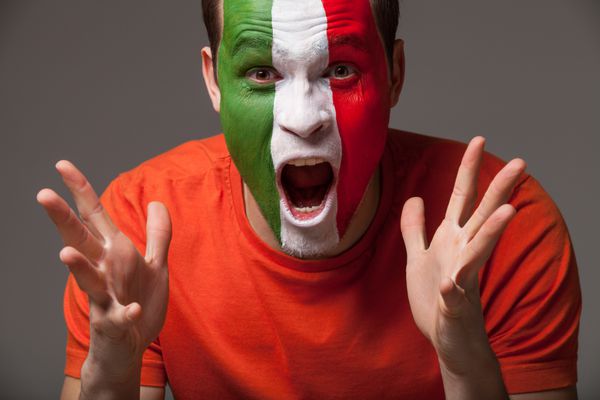 نمای نزدیک از هواداران فوتبال فن فوتبال ایتالیایی با رنگ آمیزی f screamimg