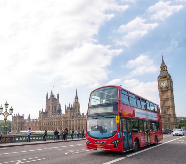 لندن رنگ های زیبای آسمان بر فراز منطقه وست مینستر با اتوبوس دو طبقه که از روی پل عبور می کند