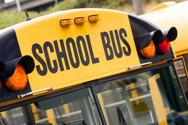 اتوبوس مدرسه حمل و نقل آموزشی کودکان در پارکینگ نشسته و در انتظار خدمت هستند
