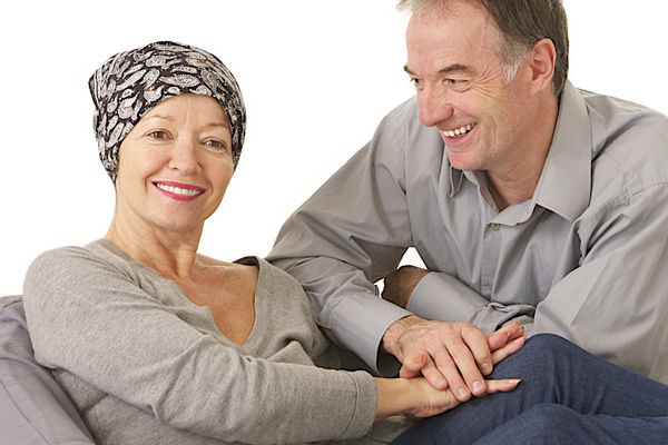 نگرش حمایتی شوهر پس از شیمی درمانی همسر - زن با روسری محافظ