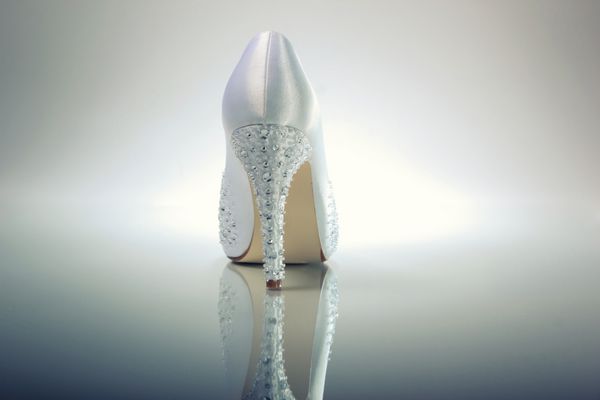 یک کفش سفید عروس شیک