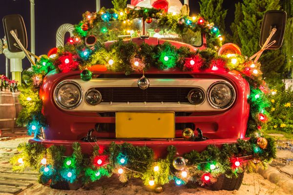 تزئینات لامپ برای جشن کریسمس و سال نو در ماشین رترو
