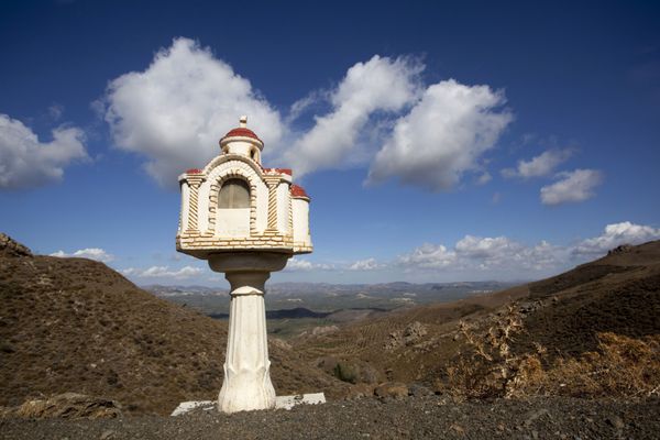 کلیسای کوچک مینیاتوری در کنار جاده در کوه های کرت یونان