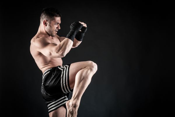 کیک بوکسور ورزشکار در حال مبارزه با پس زمینه سیاه