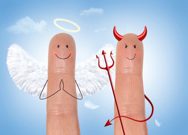نقاشی فرشته و شیطان روی انگشتان