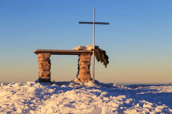 صلیب و محراب در بالای کوه پیلسکو با کوه های تاترا در پس زمینه لهستان