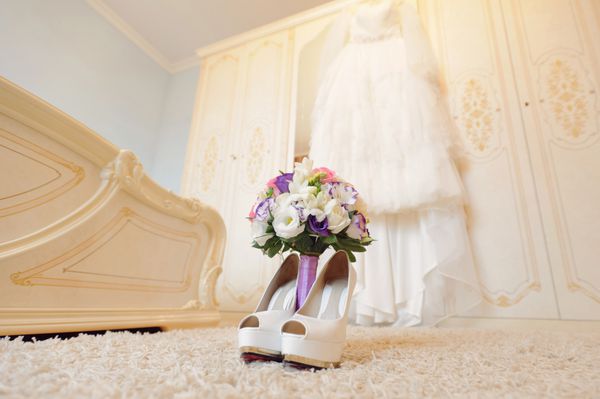دسته گل عروسی با کفش در اتاق عروس