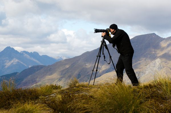 سفر حرفه ای در مکان و طبیعت فیلمبردار عکاس مرد عکاسی و تصویربرداری از طبیعت و منظره در فضای باز