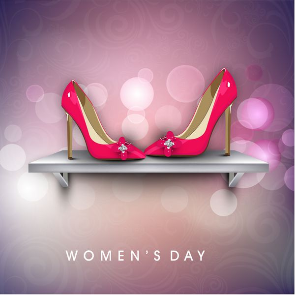 کارت تبریک روز زن یا طرح پوستر با کفش زنانه صورتی روی صحنه در زمینه بنفش براق
