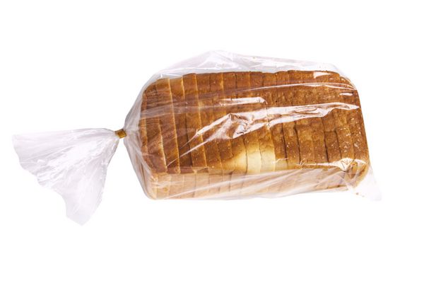 نان در کیسه پلاستیکی جدا شده در پس زمینه سفید