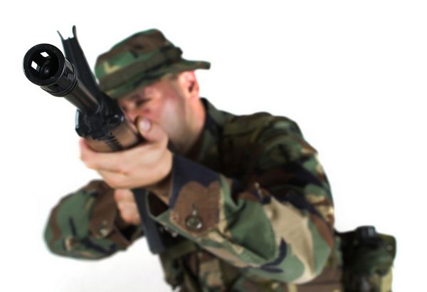سرباز هدف می گیرد تمرکز روی پوزه است در حالی که خود مرد در گمنامی خارج از تمرکز است