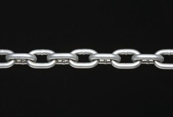 زنجیر متصل به فلز در زمینه مشکی
