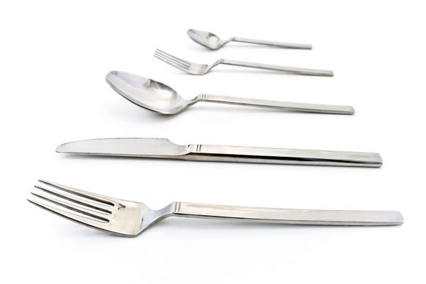 مجموعه کارد و چنگال با چنگال چاقو و قاشق جدا شده روی سفید