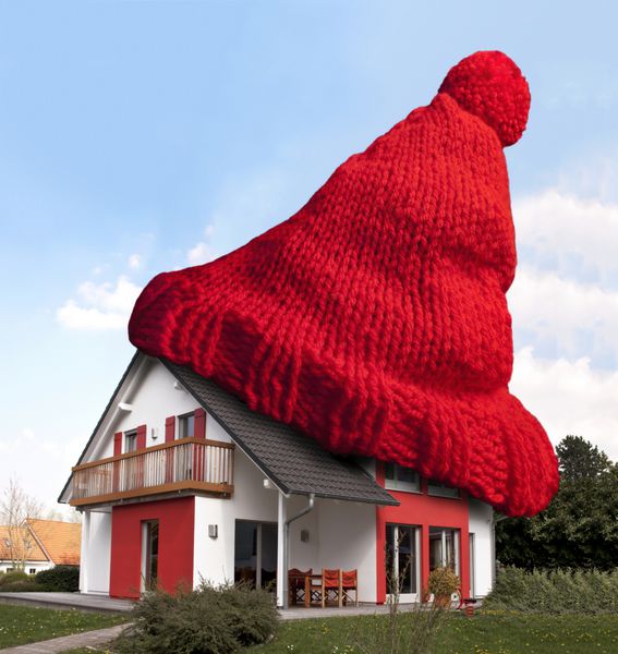 خانه با کلاه پشمی قرمز برای گرم نگه داشتن