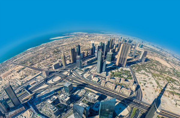 دبی امارات متحده عربی - 13 نوامبر نمای هوایی از مرکز شهر دبی با دریاچه و آسمان خراش های دست ساز از بلندترین ساختمان جهان برج خلیفه با ارتفاع 828 متر در 13 نوامبر 2012 در دبی گرفته شده است