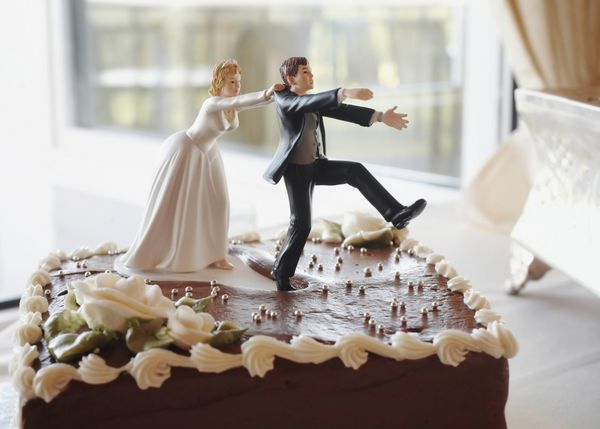 رویه کیک عروسی خنده دار عروس در تعقیب داماد