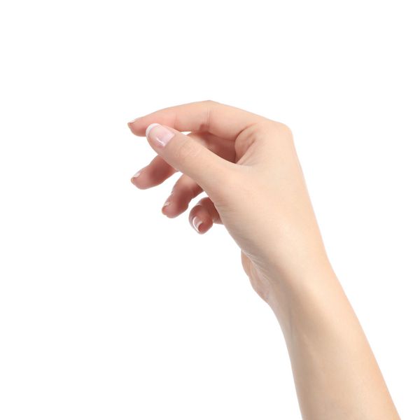 دست زنی که تعدادی را مانند یک کارت خالی جدا شده روی پس‌زمینه سفید در دست گرفته است