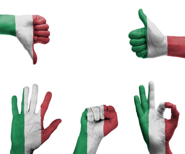 مجموعه ای از دست ها با ژست های مختلف در پرچم ایتالیا پیچیده شده است