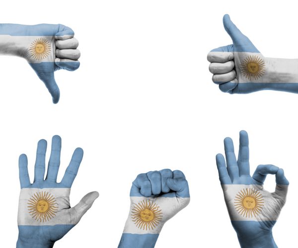 مجموعه ای از دست ها با حرکات مختلف در پرچم آرژانتین پیچیده شده است