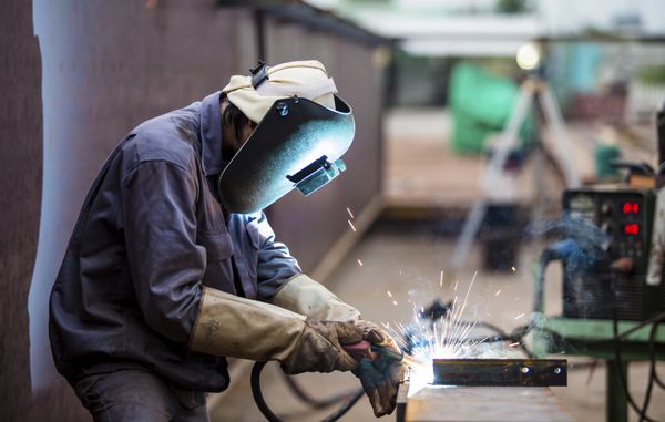 کارگر با ماسک محافظ فلز جوشکاری