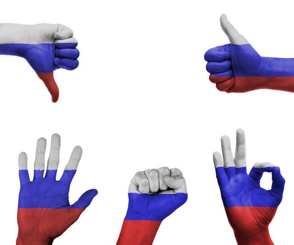مجموعه ای از دست ها با حرکات مختلف در پرچم روسیه پیچیده شده است