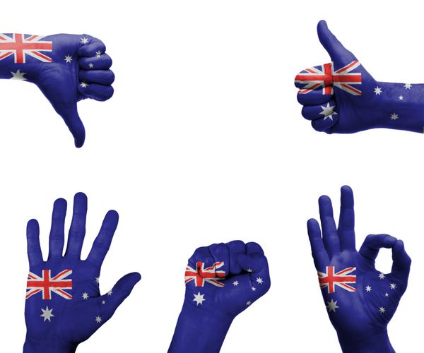 مجموعه ای از دست ها با ژست های مختلف در پرچم استرالیا پیچیده شده است