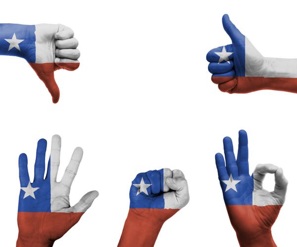 مجموعه ای از دست ها با حرکات مختلف در پرچم شیلی پیچیده شده است