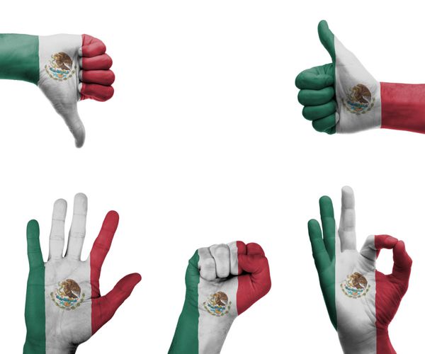 مجموعه ای از دست ها با حرکات مختلف در پرچم مکزیک پیچیده شده است