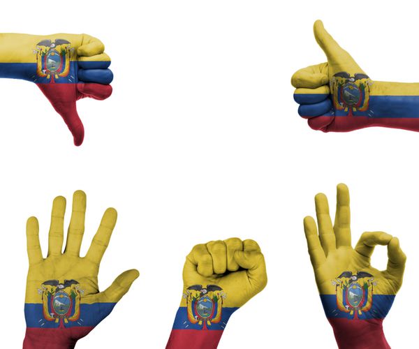 مجموعه ای از دست ها با حرکات مختلف در پرچم اکوادور پیچیده شده است