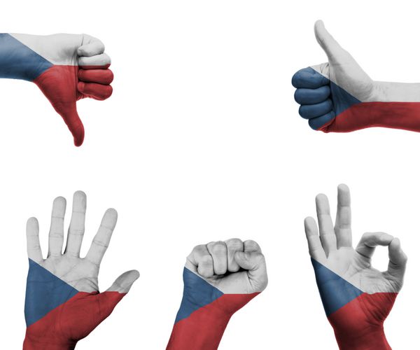 مجموعه ای از دست ها با حرکات مختلف در پرچم جمهوری چک پیچیده شده است
