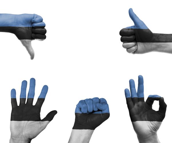 مجموعه ای از دست ها با حرکات مختلف در پرچم استونی پیچیده شده است