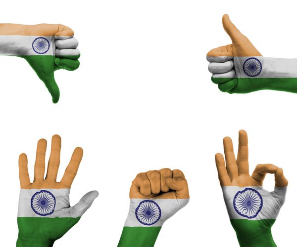 مجموعه ای از دست ها با حرکات مختلف در پرچم هند پیچیده شده است