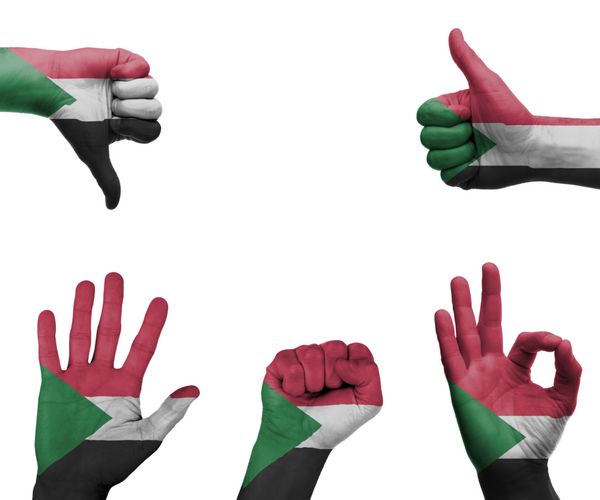 مجموعه ای از دست ها با حرکات مختلف در پرچم سودان پیچیده شده است