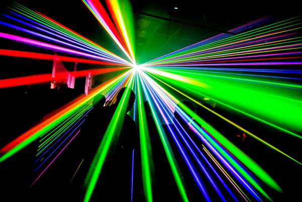 لیزرهای چند رنگ در مهمانی کلوپ شبانه