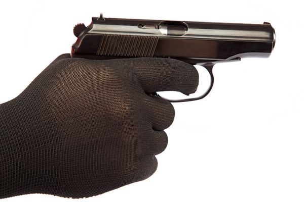 تفنگ در دست با دستکش های سیاه جدا شده در پس زمینه سفید