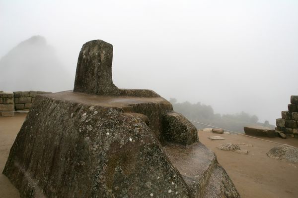سنگ اینکا که در ماچو پیچو به سنگ بسته شده بود