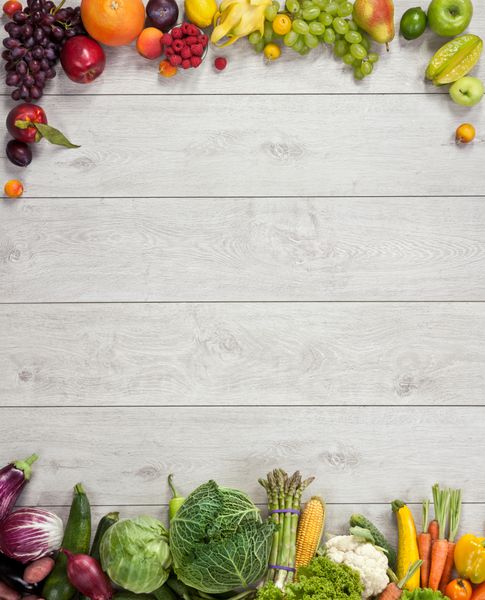 پس زمینه تغذیه سالم عکسبرداری استودیویی از میوه ها و سبزیجات مختلف روی میز چوبی