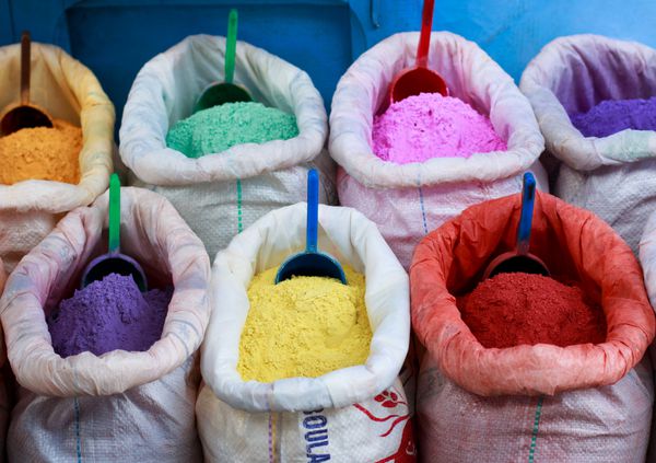 رنگدانه های رنگارنگ رنگ های مراکشی پودرهای رنگی در بازار