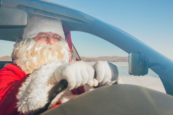 پرتره بابا نوئل در ماشین عکسبرداری در یک روز آفتابی در دریاچه بایکال انجام شد