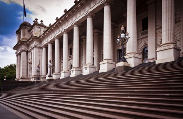 این ساختمان مجلس پارلمان ملبورن در ویکتوریا استرالیا است از سال 1901 تا 1927 قبل از انتقال به کانبرا توسط دولت ملی مورد استفاده قرار گرفت