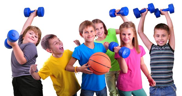 تیمی از دوستان بچه های ورزشکار با دمبل و توپ جدا شده روی سفید دوران کودکی شادی مفهوم سبک زندگی ورزشی فعال