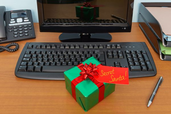 هدایای مخفی بابا نوئل برای کریسمس دفتر بسته بندی شده و برچسب روی میز