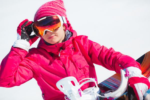 دختر جوان با اسنوبرد روی برف