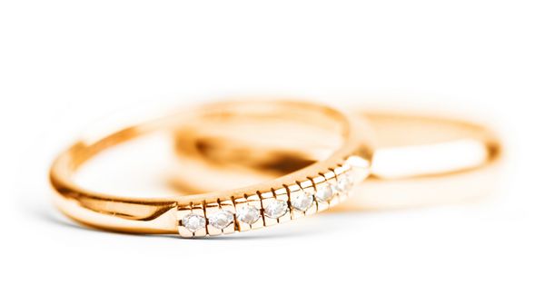 حلقه های ازدواج طلا جدا شده در زمینه سفید
