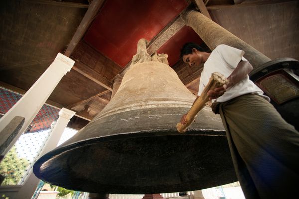 ضربه زدن مرد دین است زنگ مینگون یکی از بزرگترین زنگ های جهان است وزن ناقوس 90 تن یا 199999 پوند و حدود 13 فوت ارتفاع در بخش حماسی در مرکز میانمار است