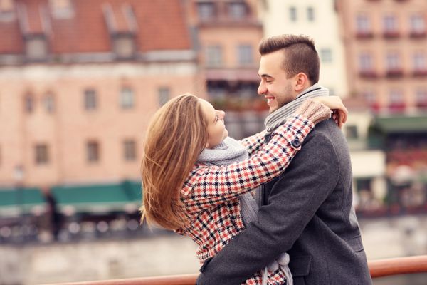 تصویری از یک زوج خوشبخت در یک قرار در شهر