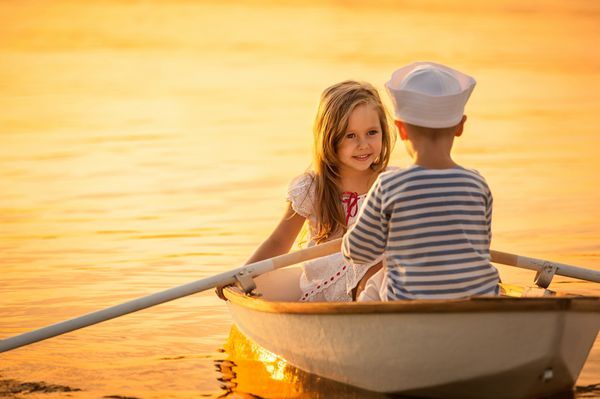 پیاده روی عاشقانه در اطراف دریاچه با یک دختر و پسر ملوان قایق